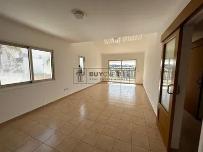 Salón; suelo de baldosas, vista, luz natural