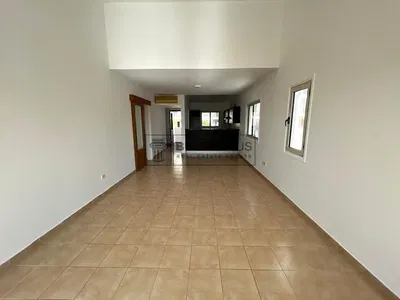 Salón; suelo de baldosas, luz natural