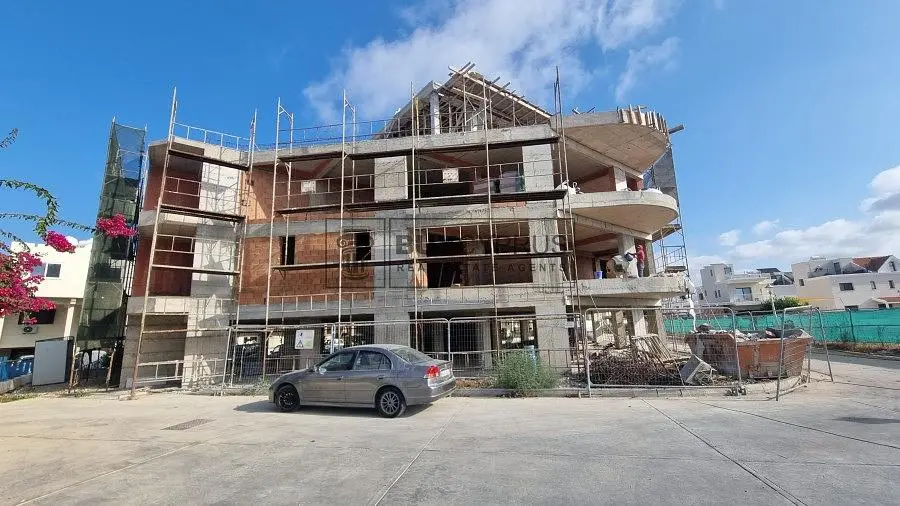 Casa y alrededores; necesita renovación