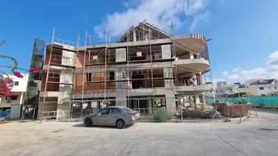 Casa y alrededores; necesita renovación