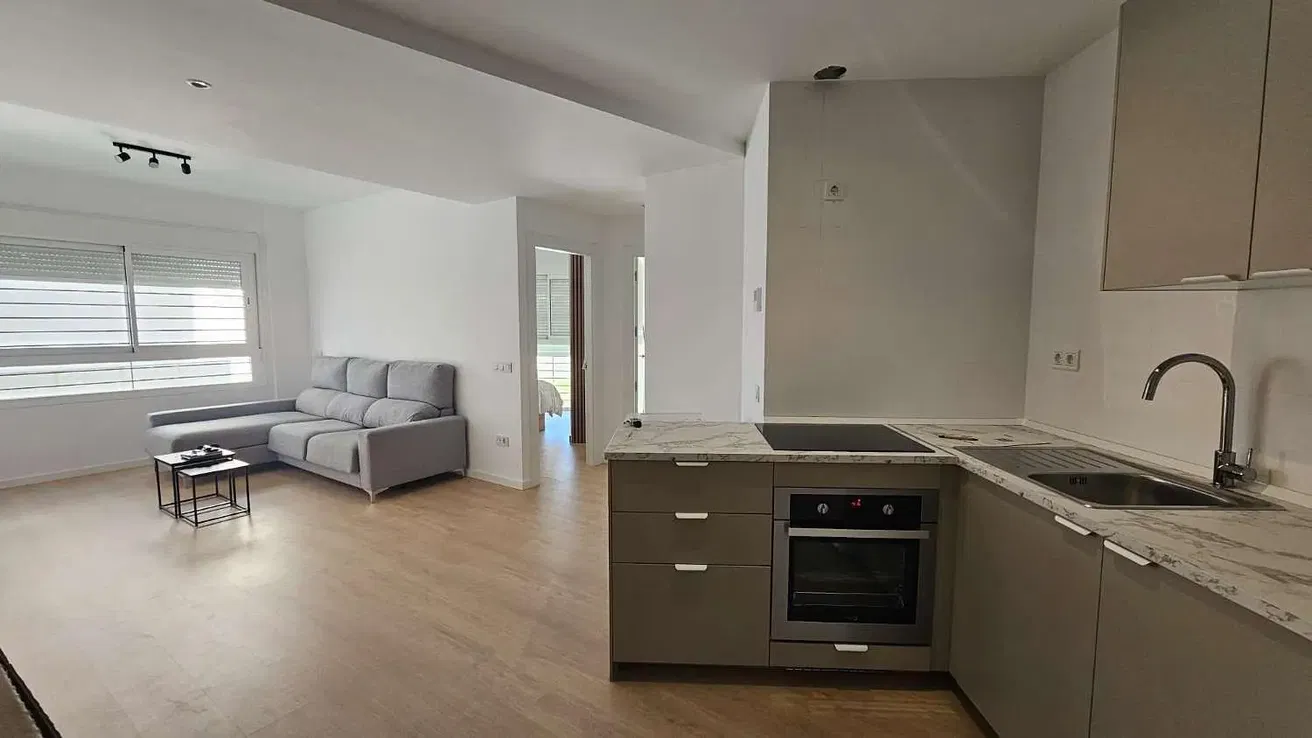 Kuchyně; kuchyňské spotřebiče, přirozené světlo, moderní styl, dřevěná podlaha