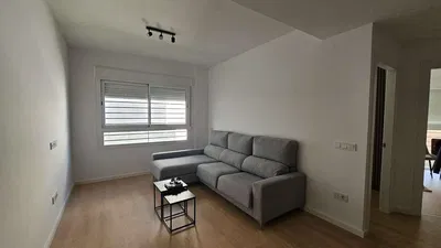 Obývací pokoj; přirozené světlo, dřevěná podlaha