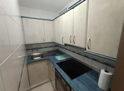 Cocina; electrodomésticos, suelo de baldosas, luz natural, estilo moderno