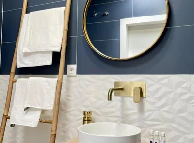 Baño; suelo de baldosas, renovado, luz natural, estilo moderno