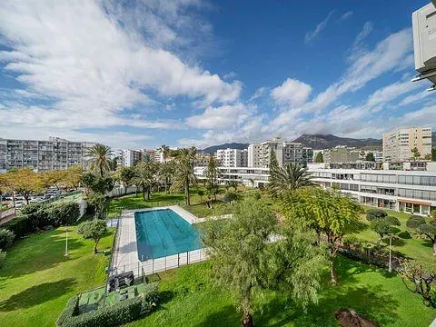Casa y alrededores; vista, luz natural