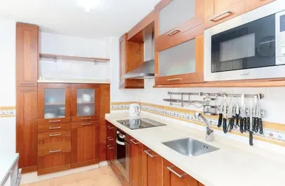 Cocina; electrodomésticos, suelo de baldosas