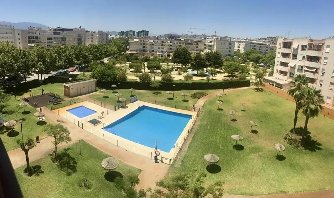 Casa y alrededores; vista, luz natural