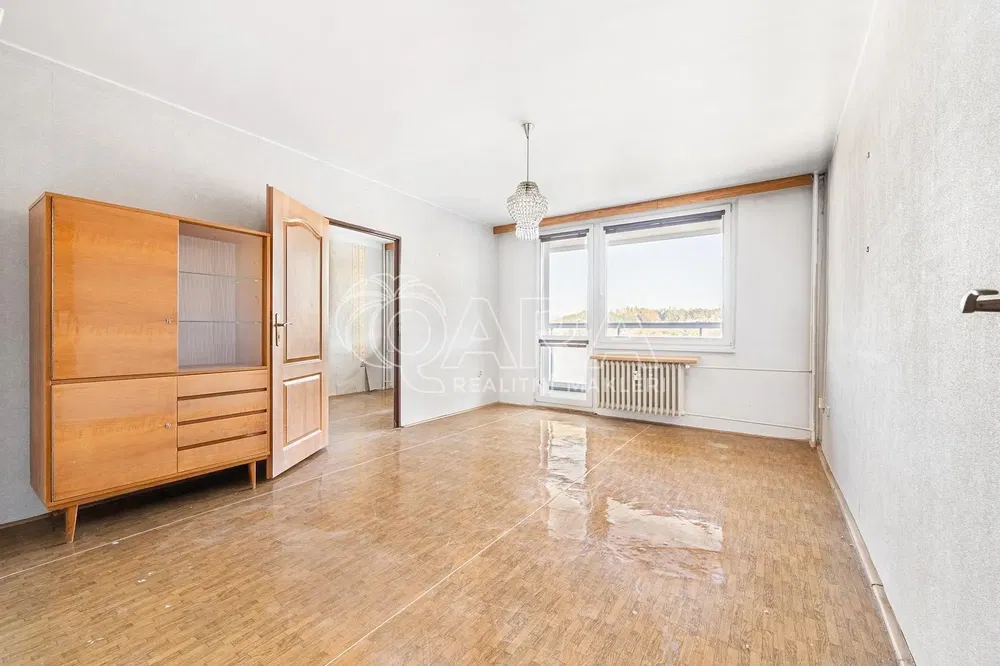 Spálňa; drevená podlaha, prirodzené svetlo