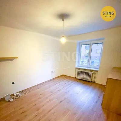 Ložnice; dřevěná podlaha, přirozené světlo