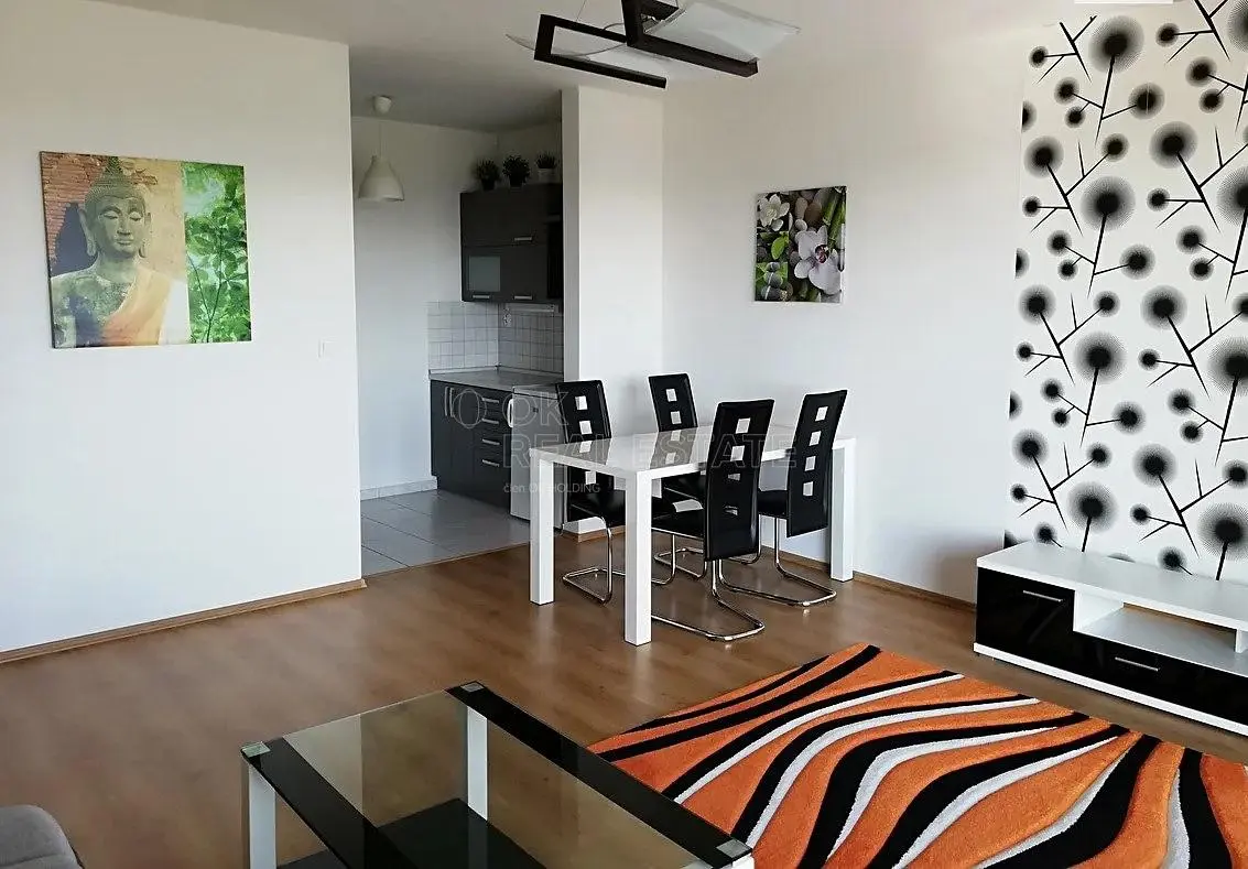 Obývací pokoj; moderní styl, dřevěná podlaha, přirozené světlo