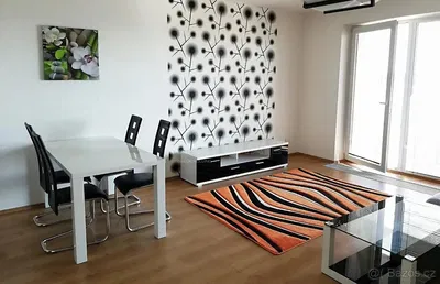 Obývací pokoj; moderní styl, dřevěná podlaha, přirozené světlo