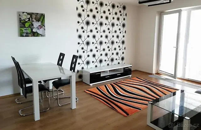 Obývací pokoj; moderní styl, dřevěná podlaha, přirozené světlo