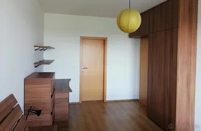 Ložnice; dřevěná podlaha, moderní styl