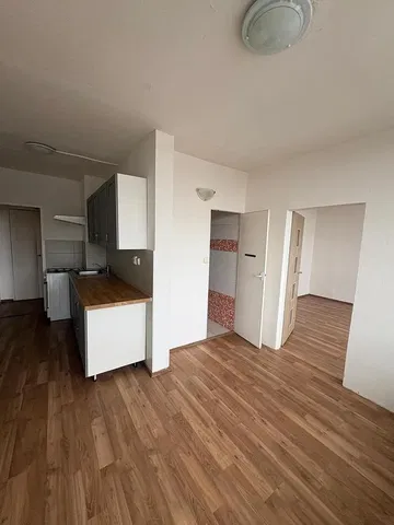 Cucina; pavimento in legno, luce naturale