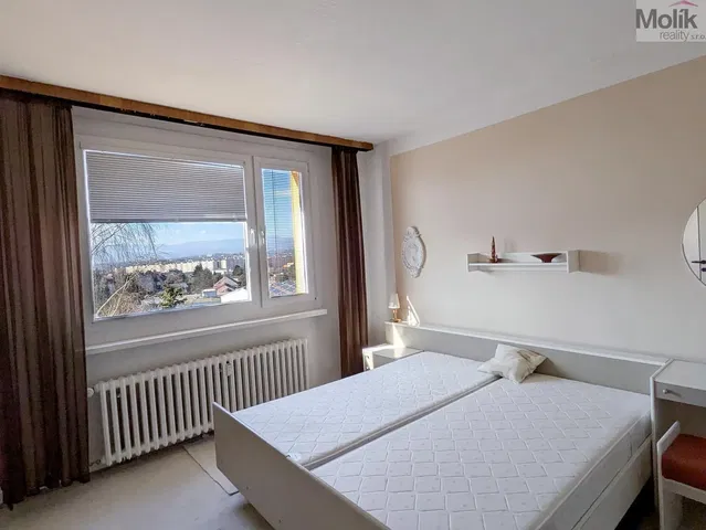 Spálňa; výhľad, prirodzené svetlo