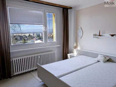 Spálňa; výhľad, prirodzené svetlo