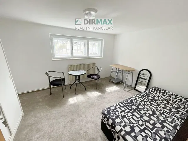 Ložnice; přirozené světlo, moderní styl