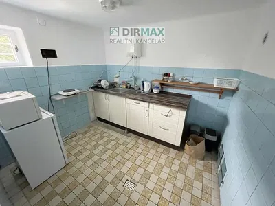 Kuchyňa; dlažba, potrebná rekonštrukcia