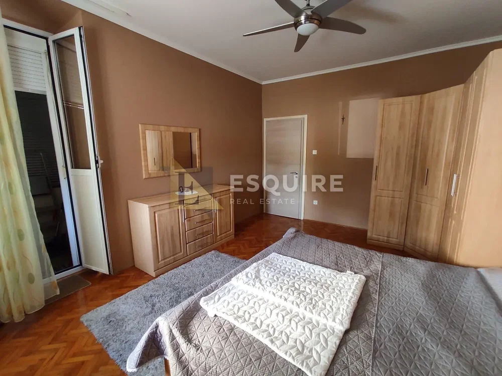 Ložnice; dřevěná podlaha, přirozené světlo, moderní styl