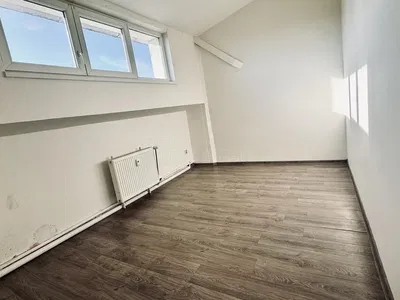 Ložnice; přirozené světlo, dlažba