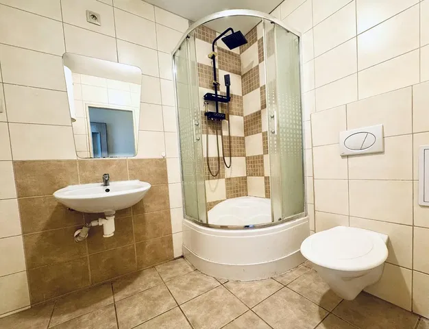 Koupelna; dlažba, přirozené světlo