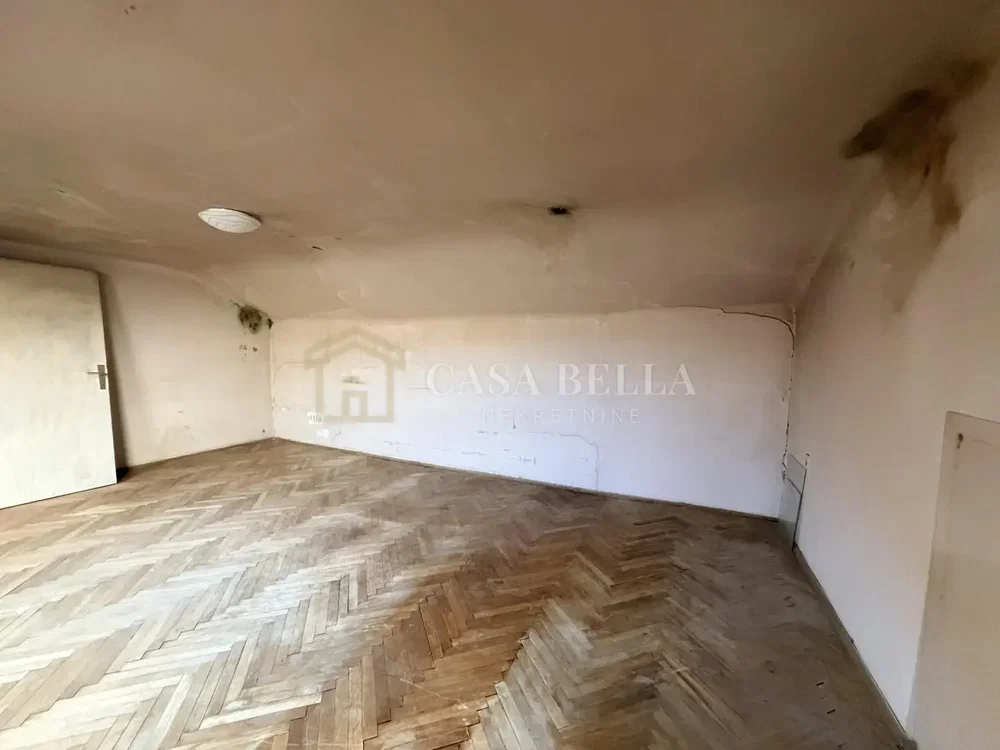 Sonstiges; holzboden, renovierungsbedürftig