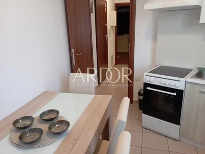 Cocina; electrodomésticos, suelo de baldosas