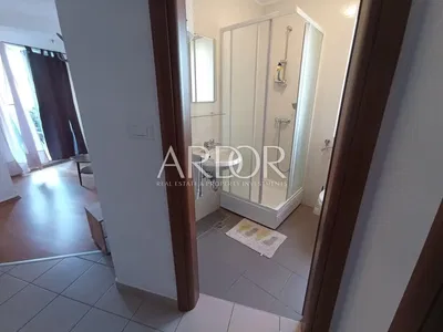 Baño; suelo de baldosas, luz natural, renovado