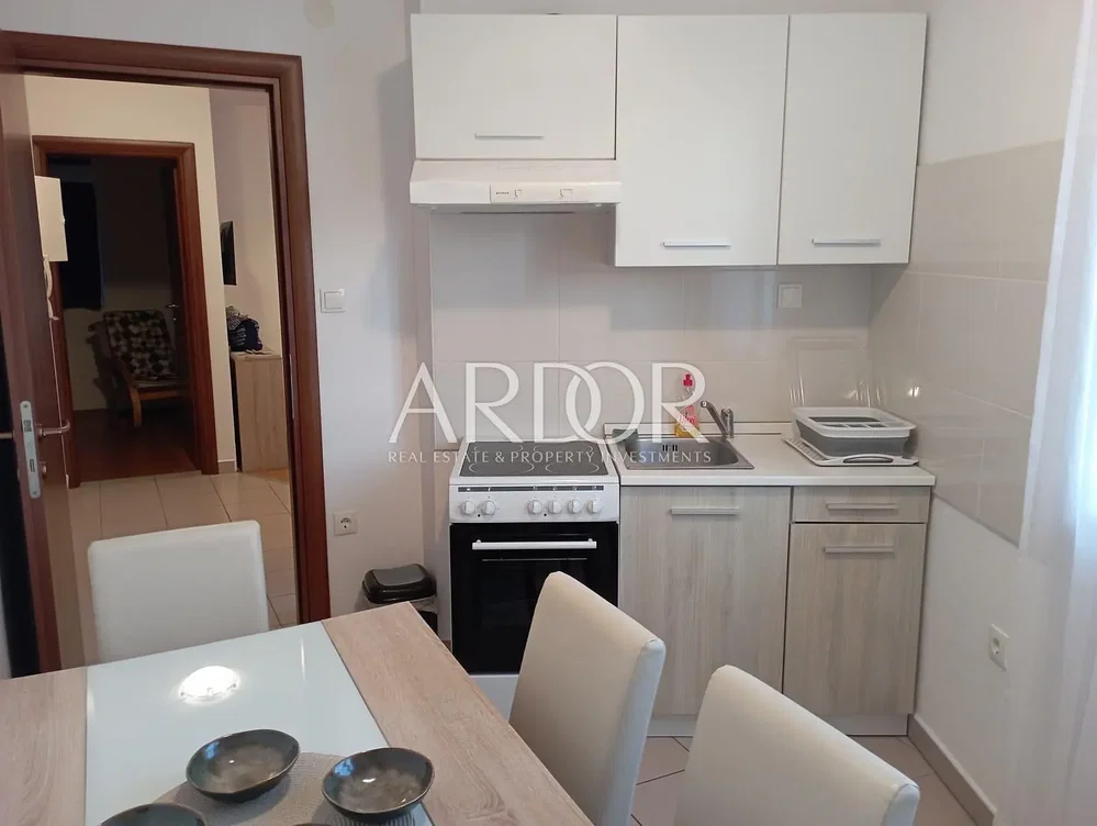 Cocina; electrodomésticos, suelo de baldosas, renovado