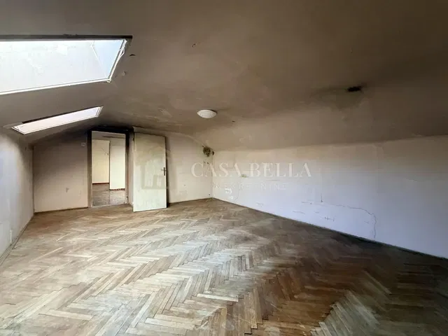 Sonstiges; holzboden, renovierungsbedürftig, tageslicht