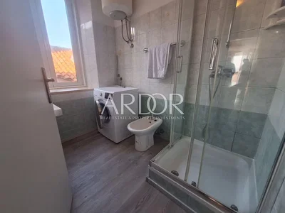 Купатило; плочице, бојлер, природно светло