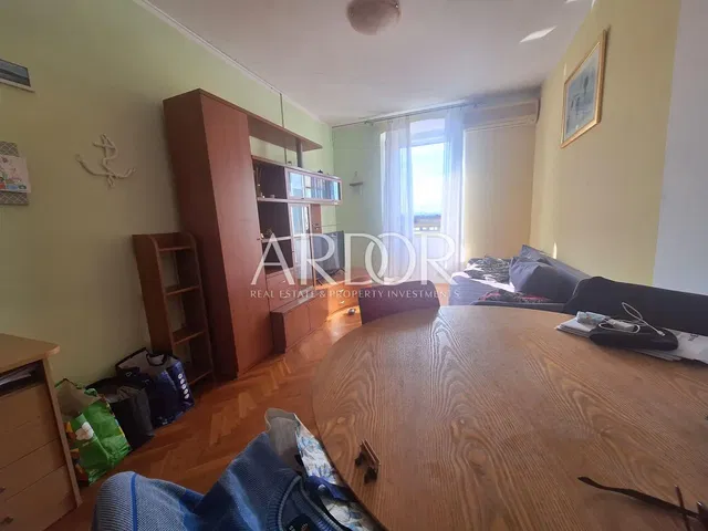 Дневна соба; дрвени под, природно светло