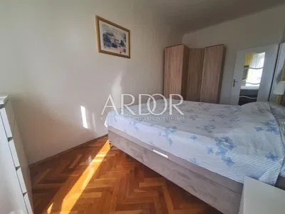 Спаваћа соба; дрвени под, природно светло