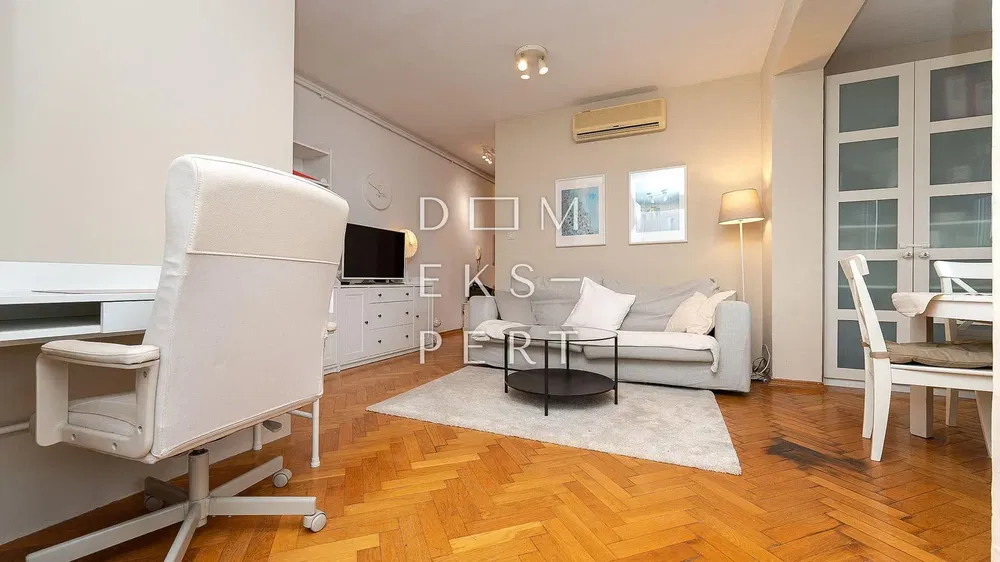 Salón; suelo de madera, luz natural, estilo moderno