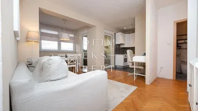 Salón; suelo de madera, luz natural, estilo moderno