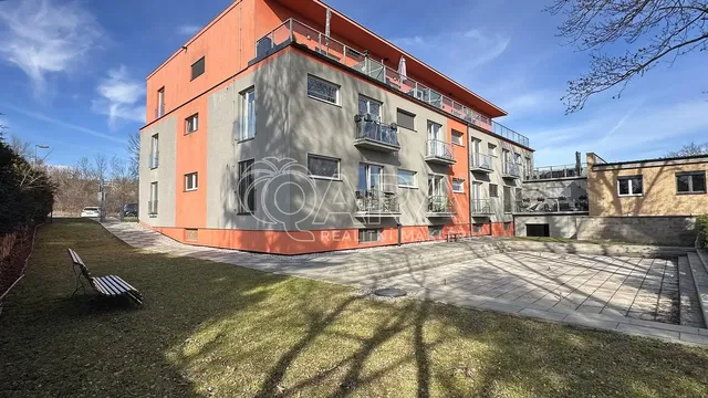 Casa y alrededores; vista