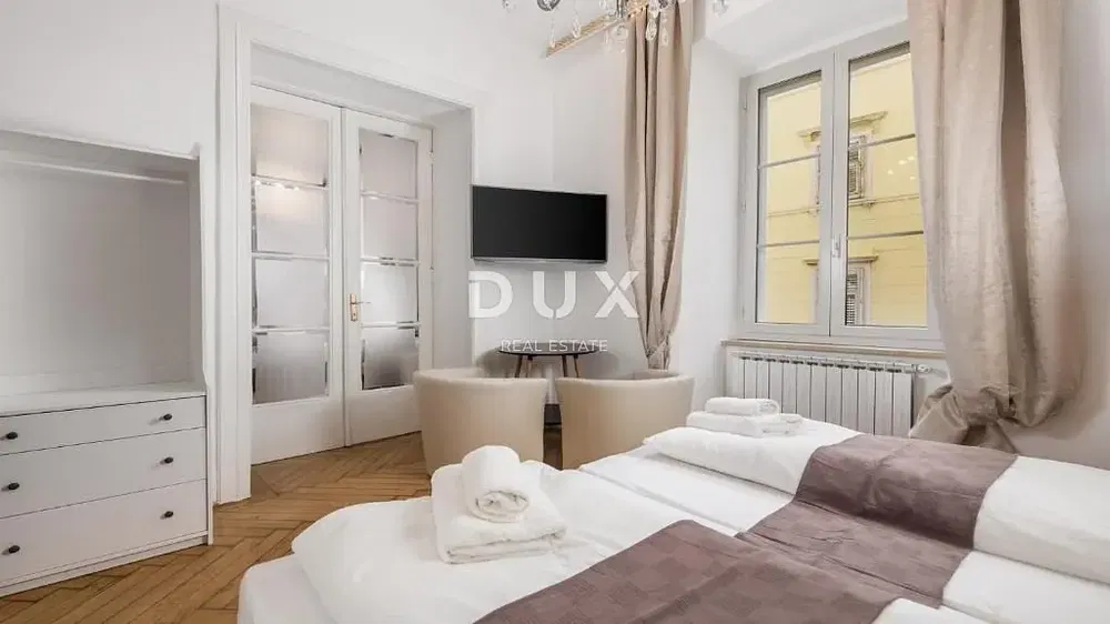 Dormitorio; suelo de madera, luz natural