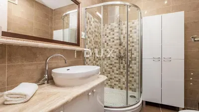 Baño; suelo de baldosas, renovado, luz natural, estilo moderno