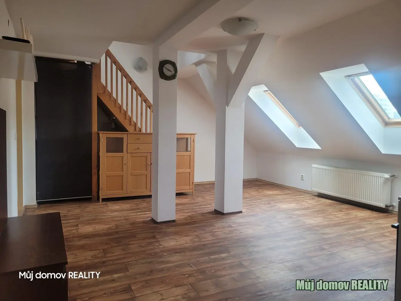 Detská izba; drevená podlaha, prirodzené svetlo