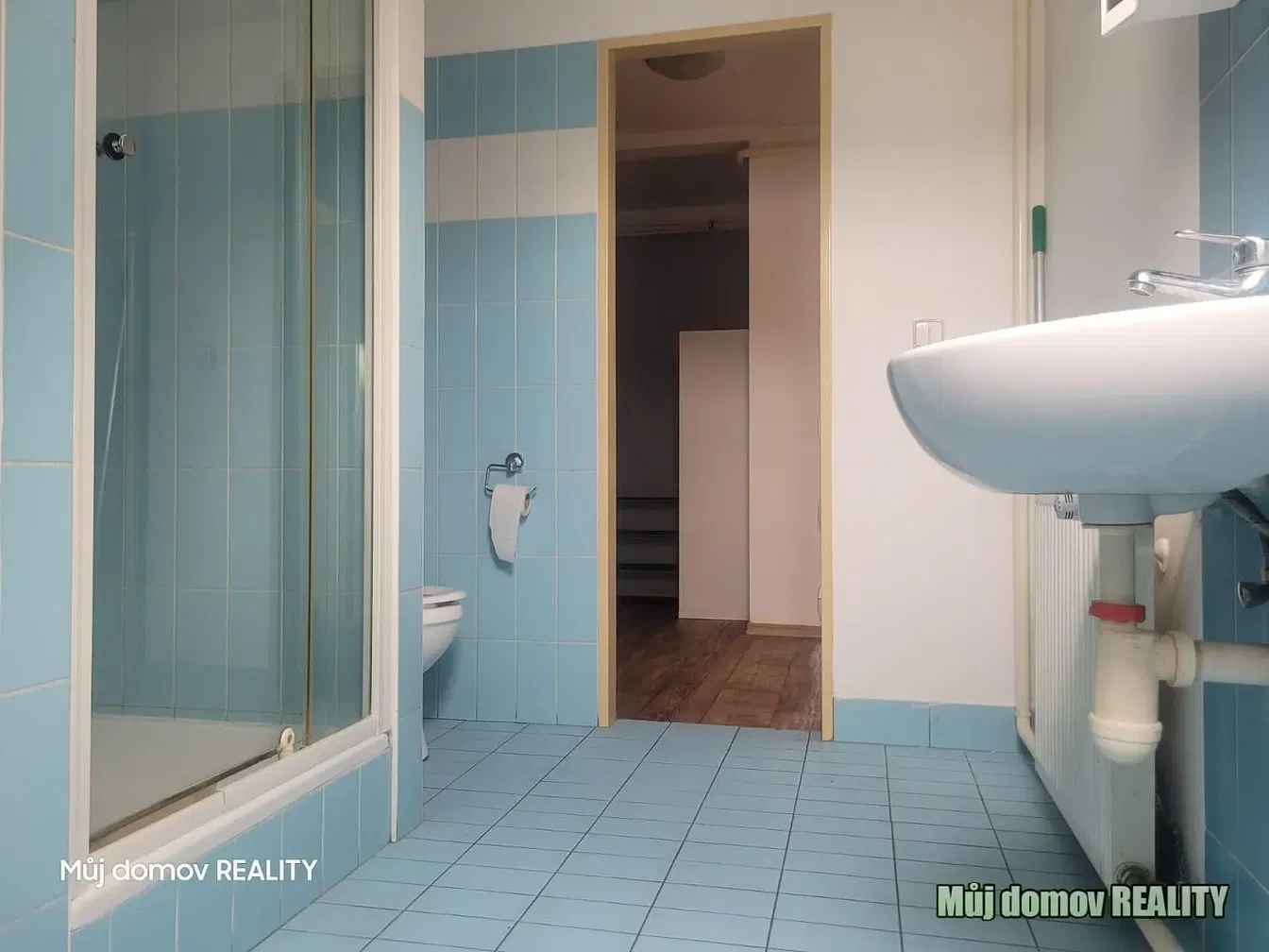 Toaleta; dlažba, potrebná rekonštrukcia