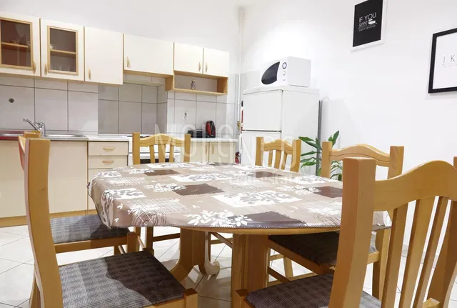 Kuchnia; sprzęt kuchenny, podłoga z płytek, światło dzienne