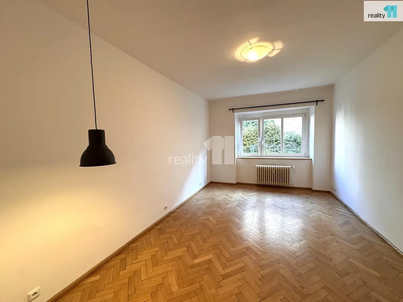 Spálňa; drevená podlaha, prirodzené svetlo, po rekonštrukcii