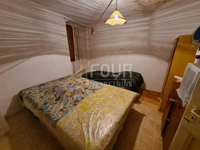Dormitorio; suelo de baldosas, necesita renovación