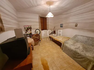 Dormitorio; suelo de baldosas, necesita renovación