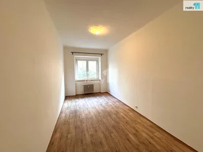 Spálňa; drevená podlaha, prirodzené svetlo