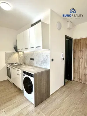 Kuchyňa; kuchynské spotrebiče, dlažba, po rekonštrukcii, prirodzené svetlo