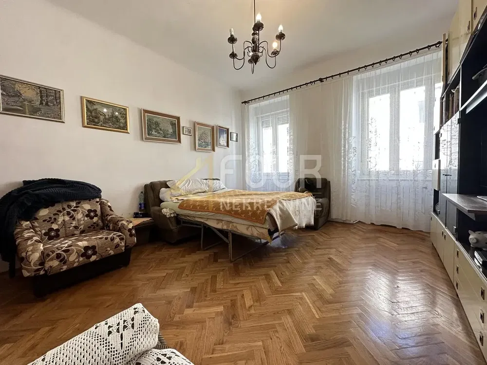 Dormitorio; suelo de madera, luz natural