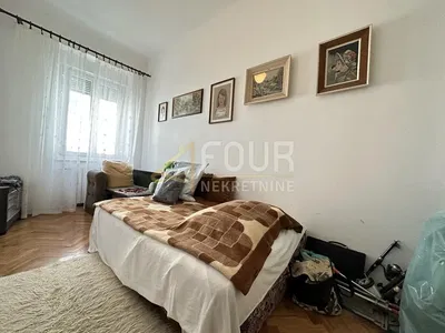 Dormitorio; suelo de madera, luz natural