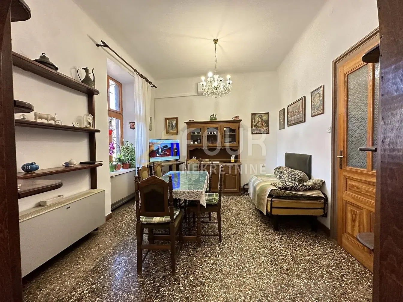 Salón; luz natural, estilo rústico