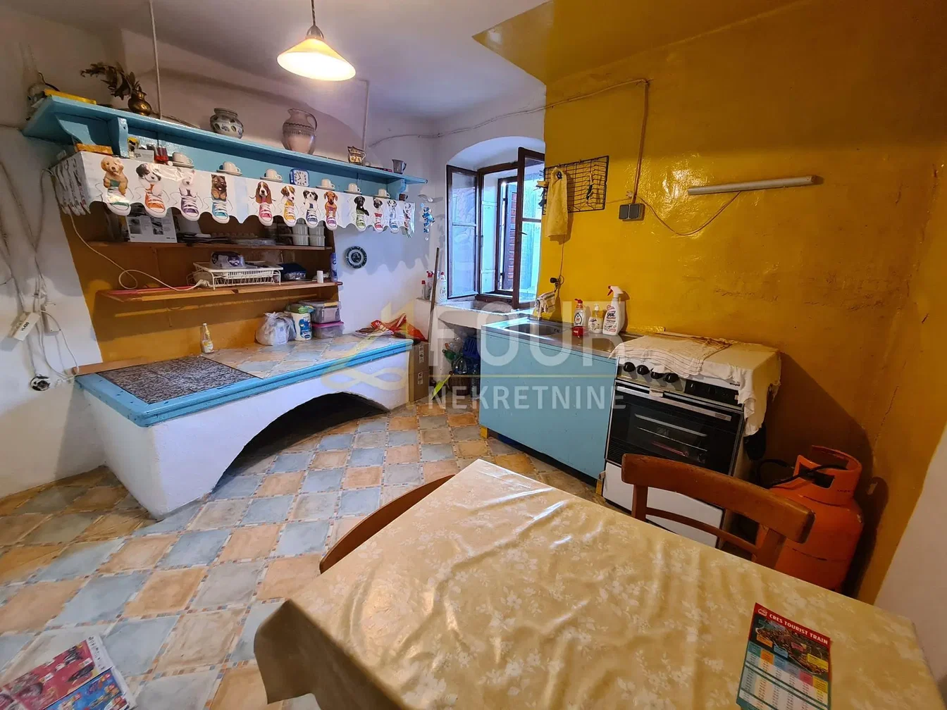 Cocina; suelo de baldosas, necesita renovación